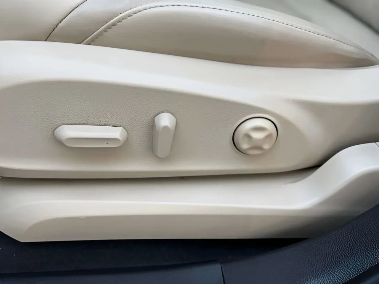 Used 2017 Buick Envision Essence image 46