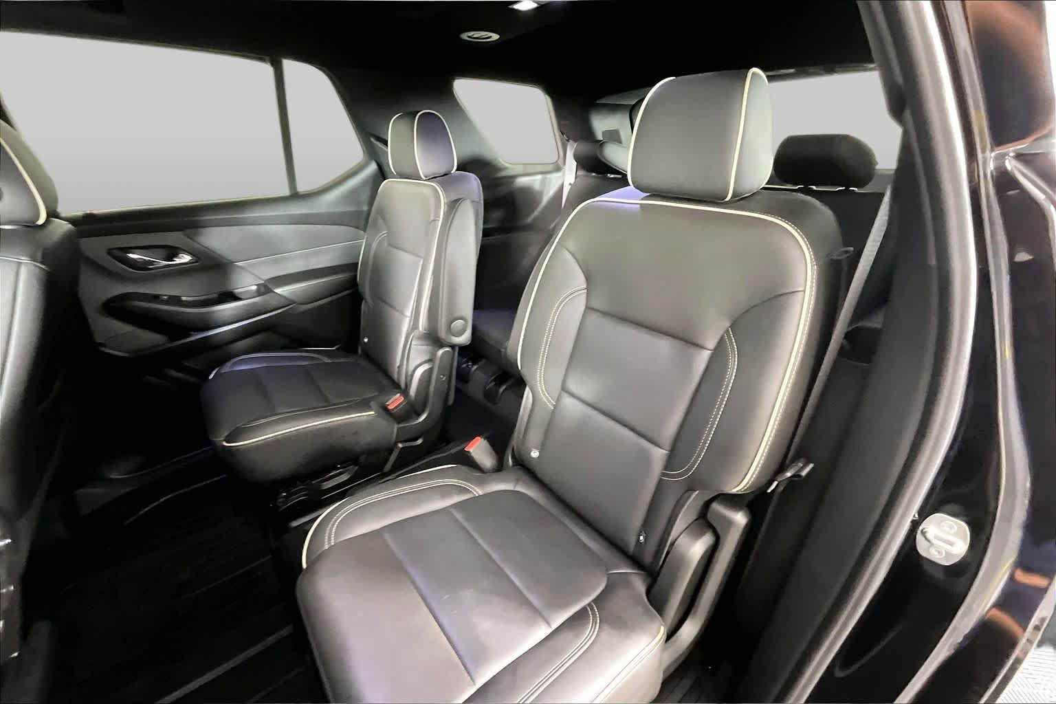 Used 2023 Chevrolet Traverse Premier w/ Redline Edition FWD image 18