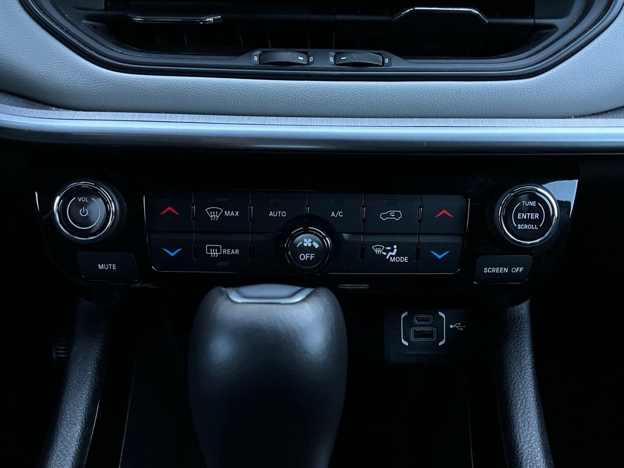 Used 2025 Jeep Compass Limited image 28