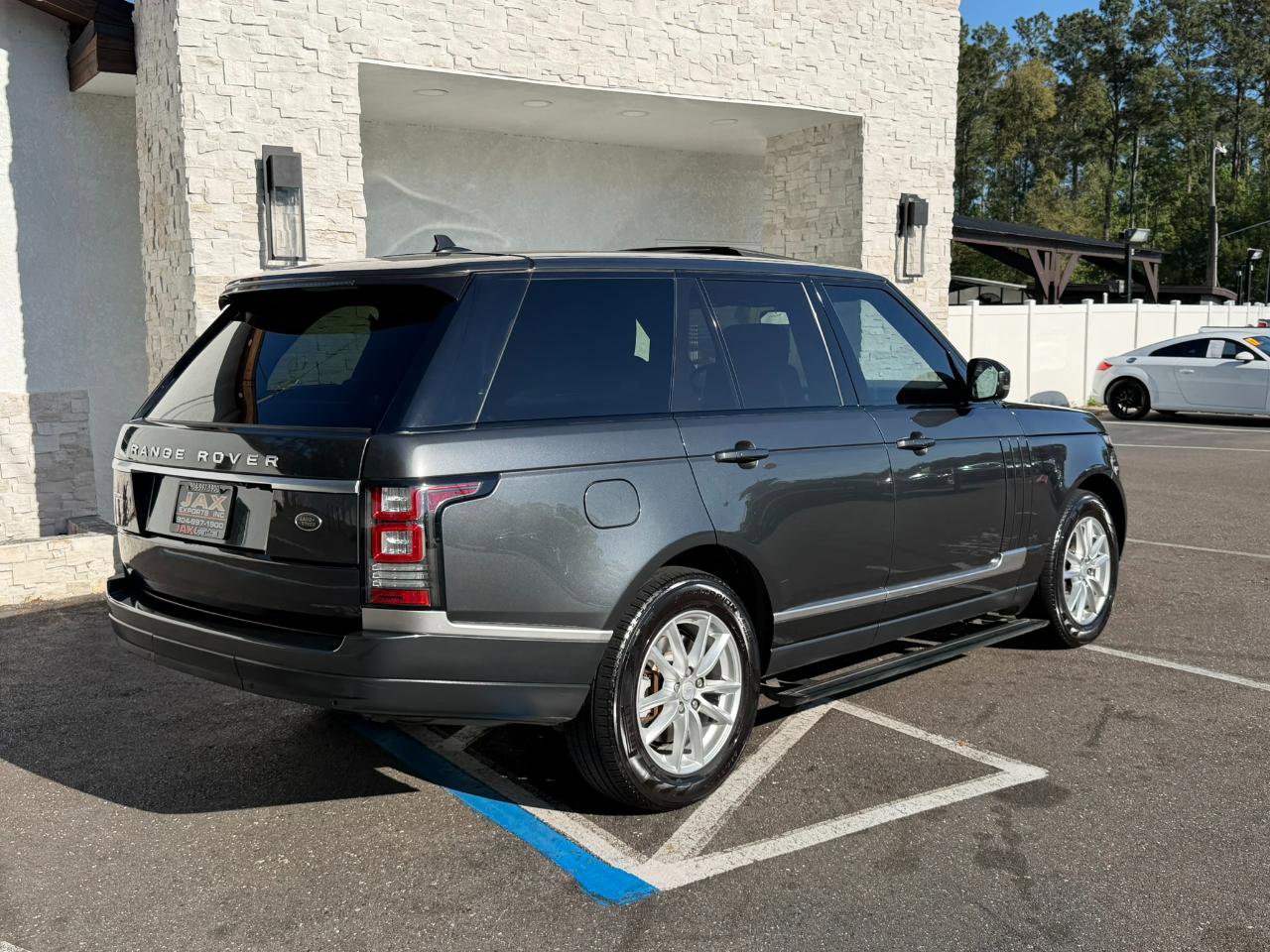 Used 2016 Land Rover Range Rover HSE image 14
