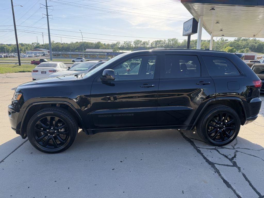 Used 2019 Jeep Grand Cherokee Altitude AWD/4WD image 4