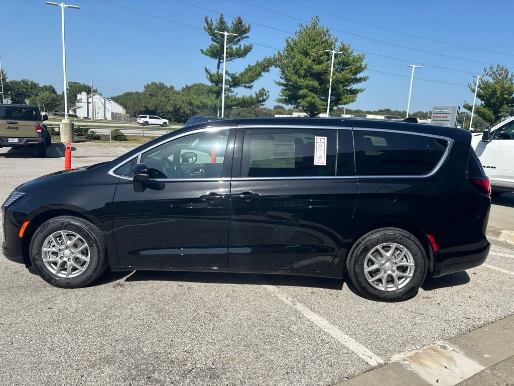 New 2027 Chrysler Pacifica Select FWD image 9