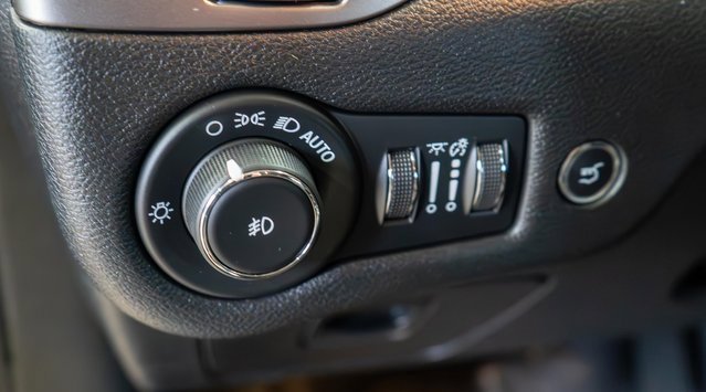 Used 2020 Jeep Cherokee Limited image 21