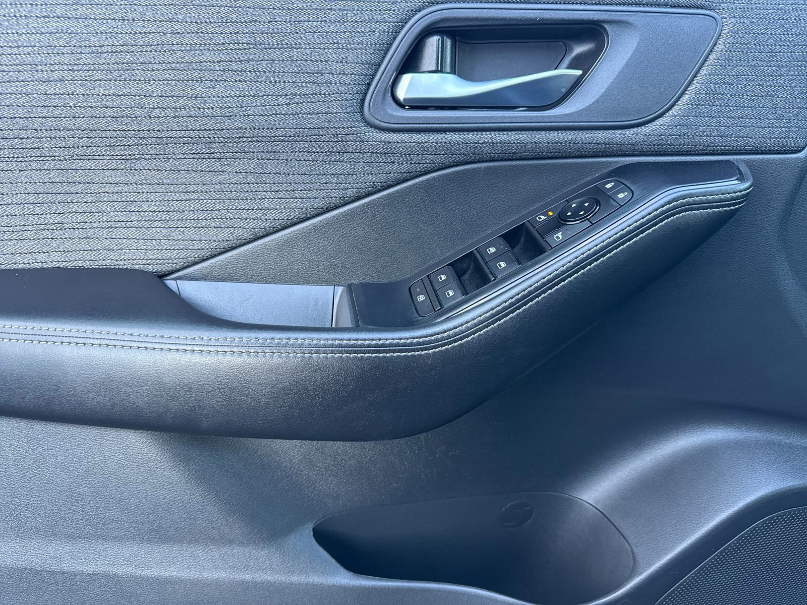 Used 2023 Nissan Rogue SV image 10