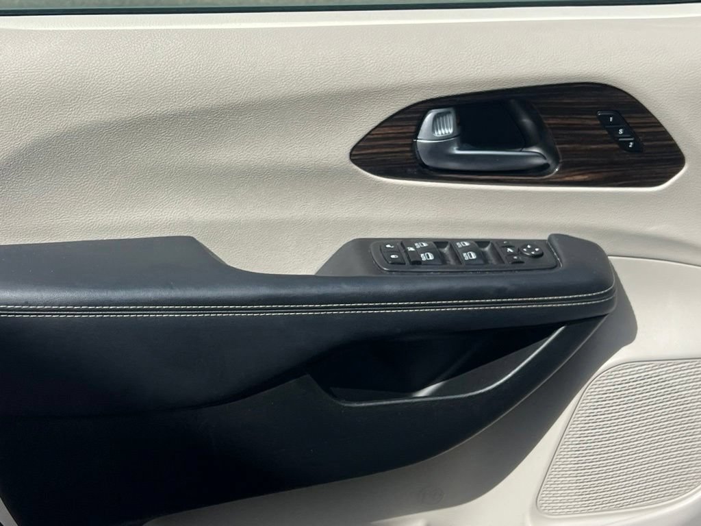 Certified 2023 Chrysler Pacifica Limited FWD image 27