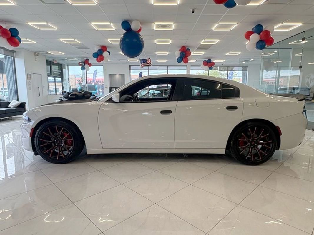 Used 2019 Dodge Charger SXT RWD image 4