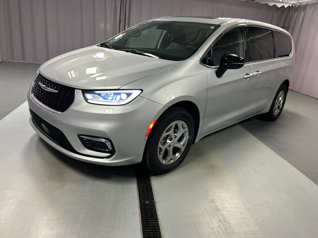 Used 2024 Chrysler Pacifica Limited AWD/4WD image 3