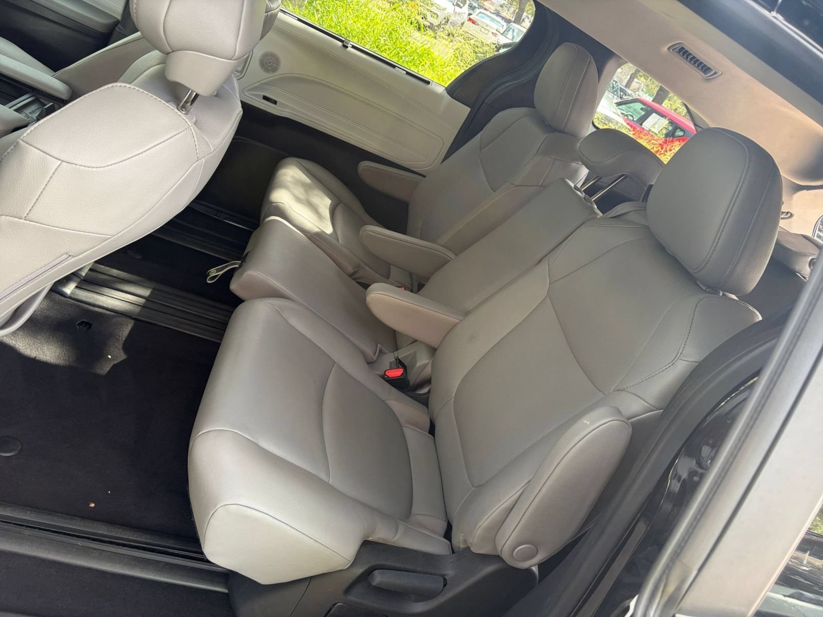Used 2025 Toyota Sienna XLE FWD image 42