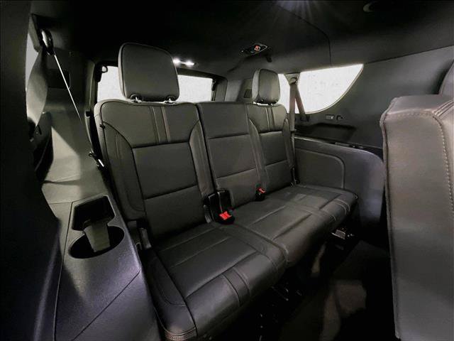 Used 2025 Chevrolet Suburban RST RWD image 30
