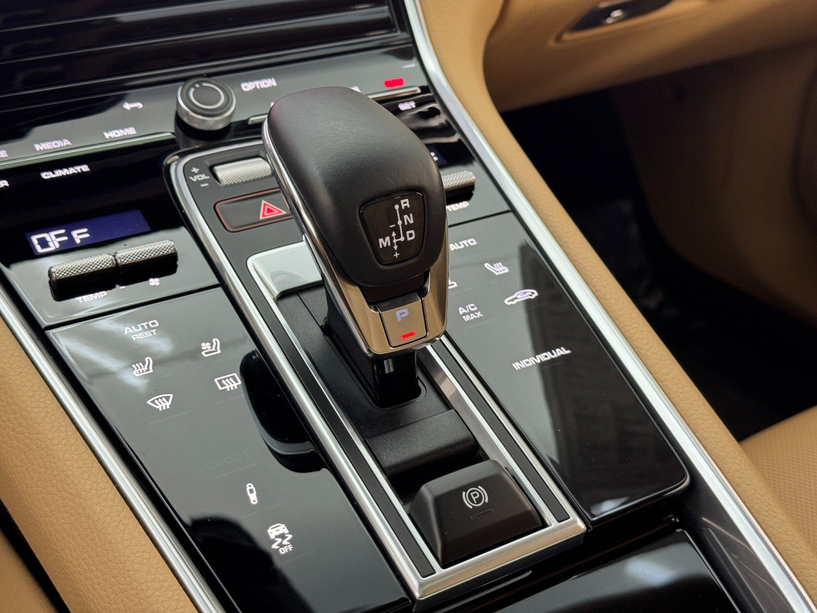 Used 2023 Porsche Panamera 4 image 34