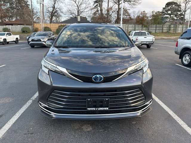 Used 2025 Toyota Sienna Limited image 2