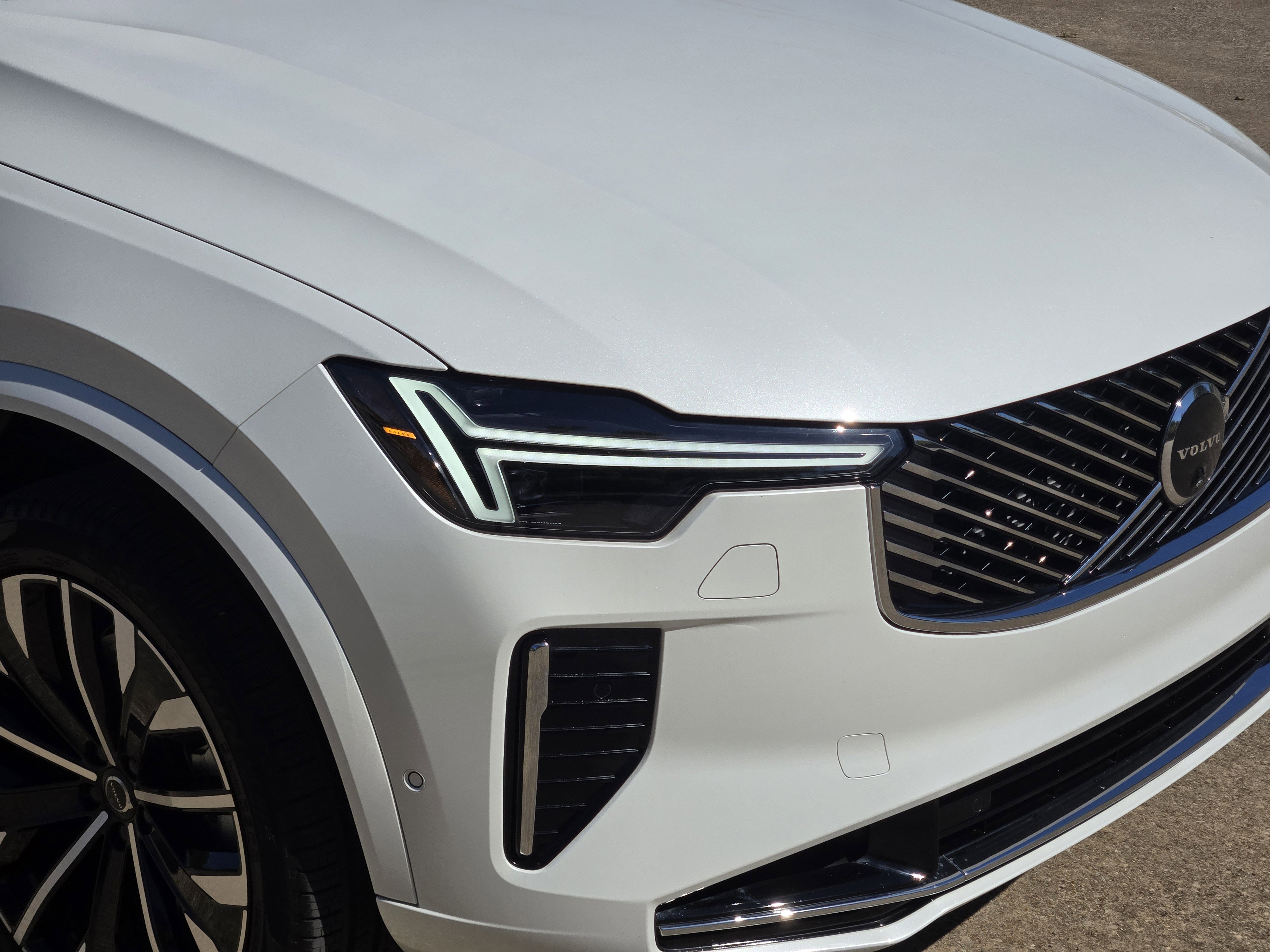 Certified 2025 Volvo XC90 T8 Plus w/ Protection Package Premier image 12