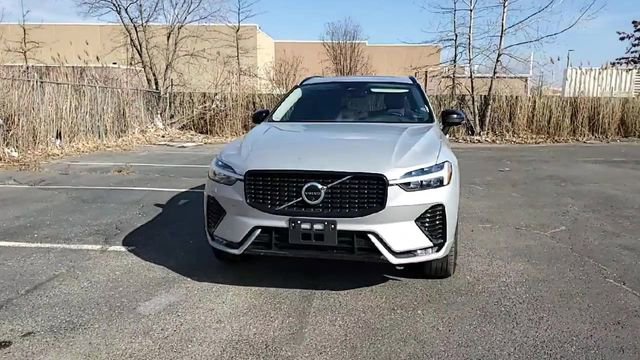 Used 2025 Volvo XC60 B5 Plus image 3