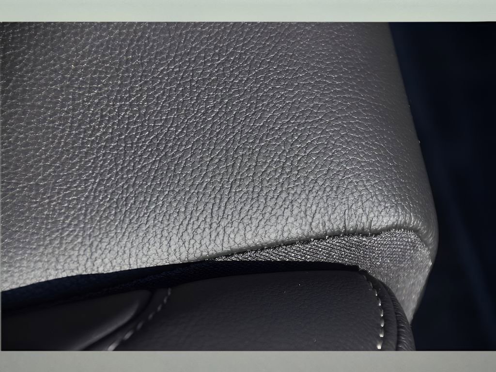 Certified 2026 Volvo XC40 B5 Plus w/ Protection Package Premier image 32