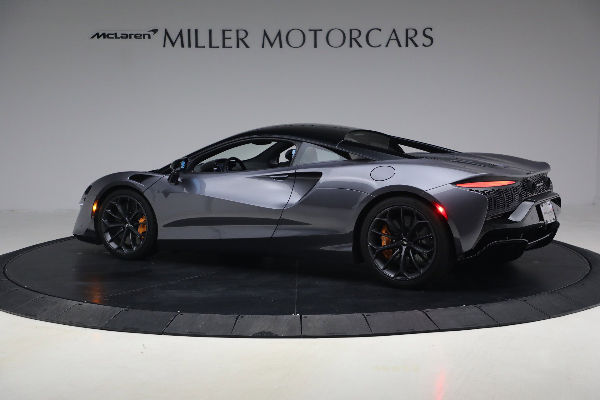 Used 2024 McLaren Artura image 4