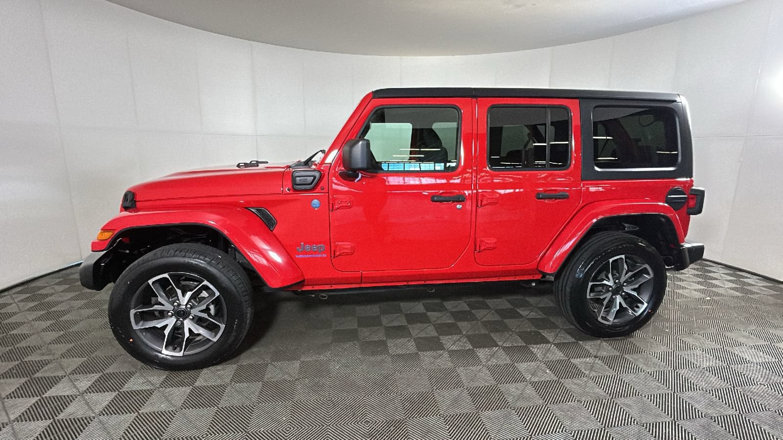 Used 2024 Jeep Wrangler Unlimited w/ Convenience Group AWD/4WD image 7