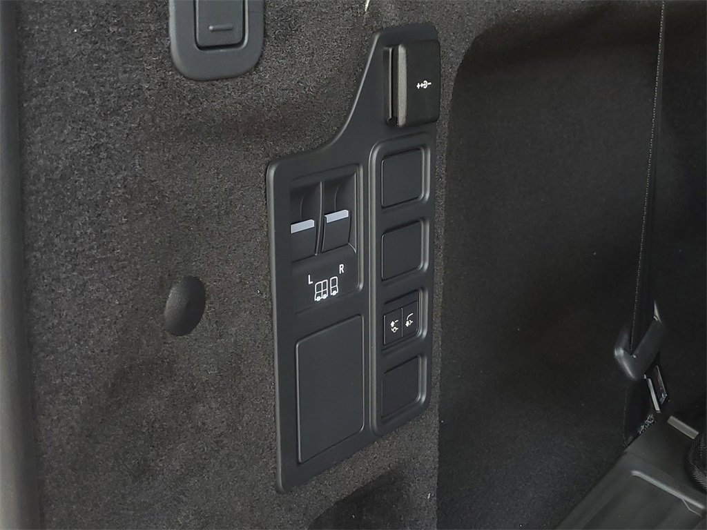 New 2025 Land Rover Discovery Dynamic SE image 38