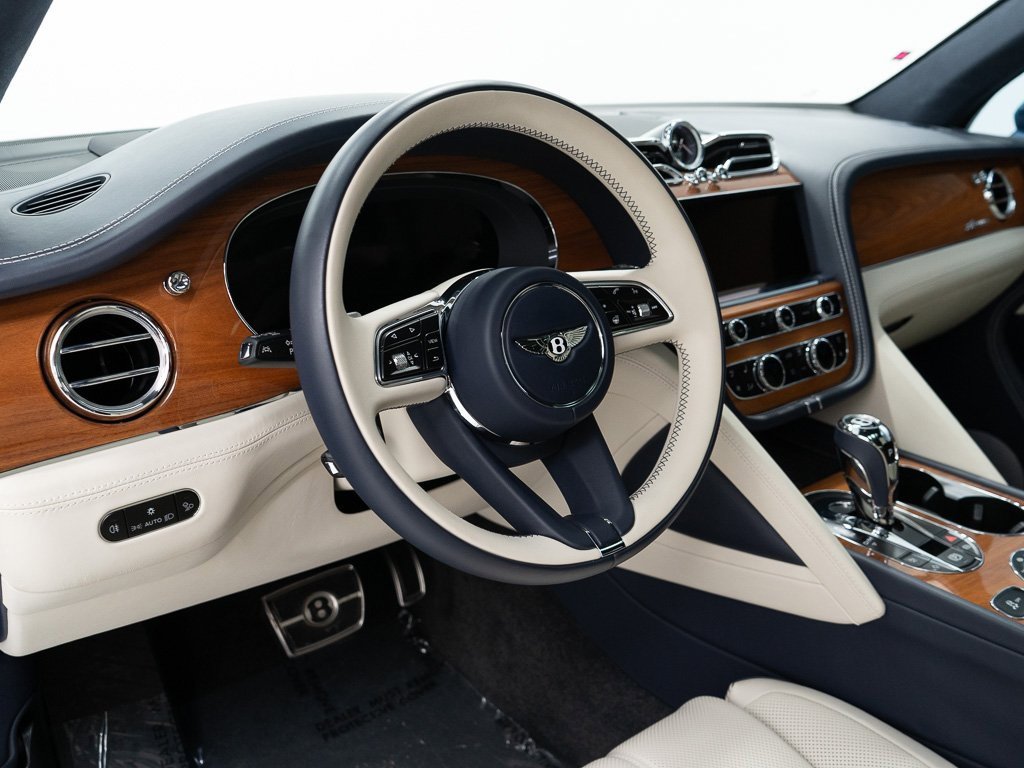 Used 2025 Bentley Bentayga image 14