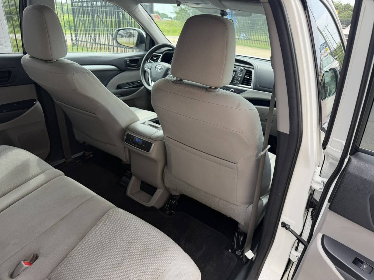 Used 2015 Toyota Highlander LE AWD/4WD image 13