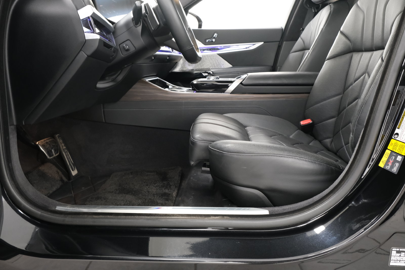 Used 2023 BMW i7 xDrive60 AWD/4WD image 32