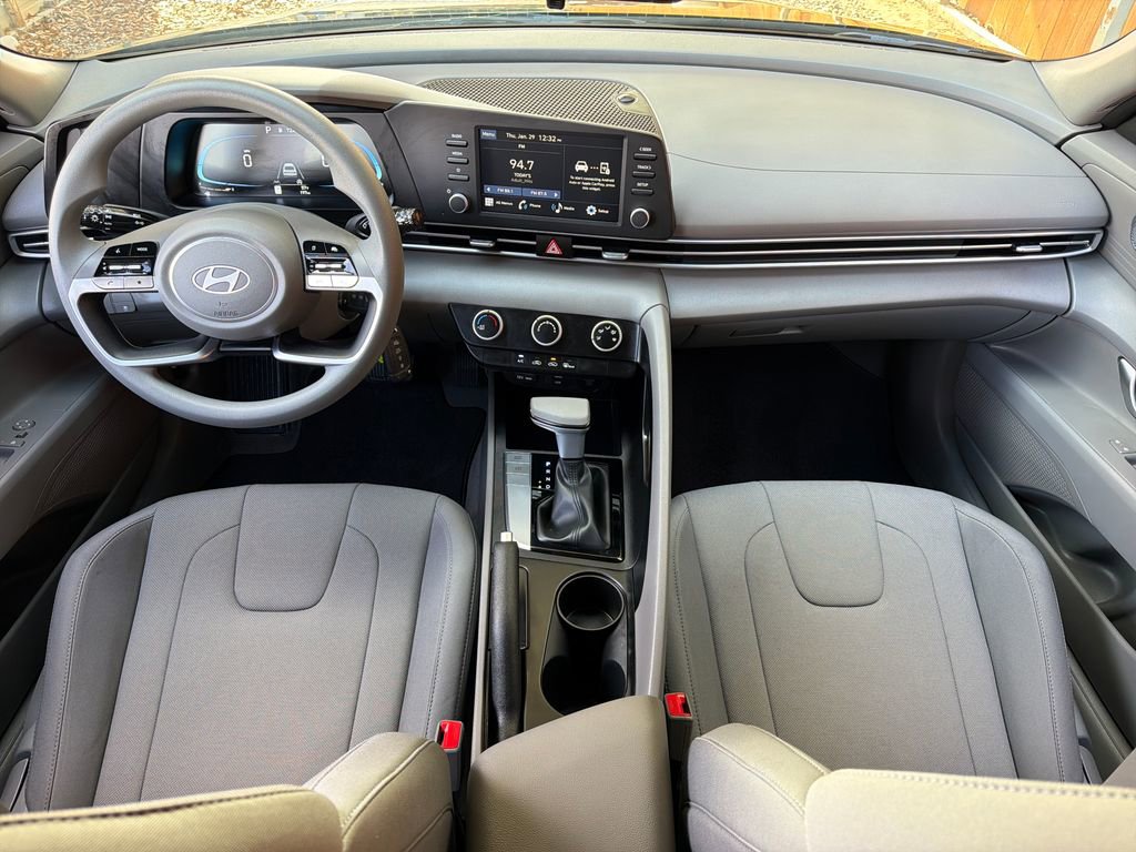 Used 2025 Hyundai Elantra SE image 19