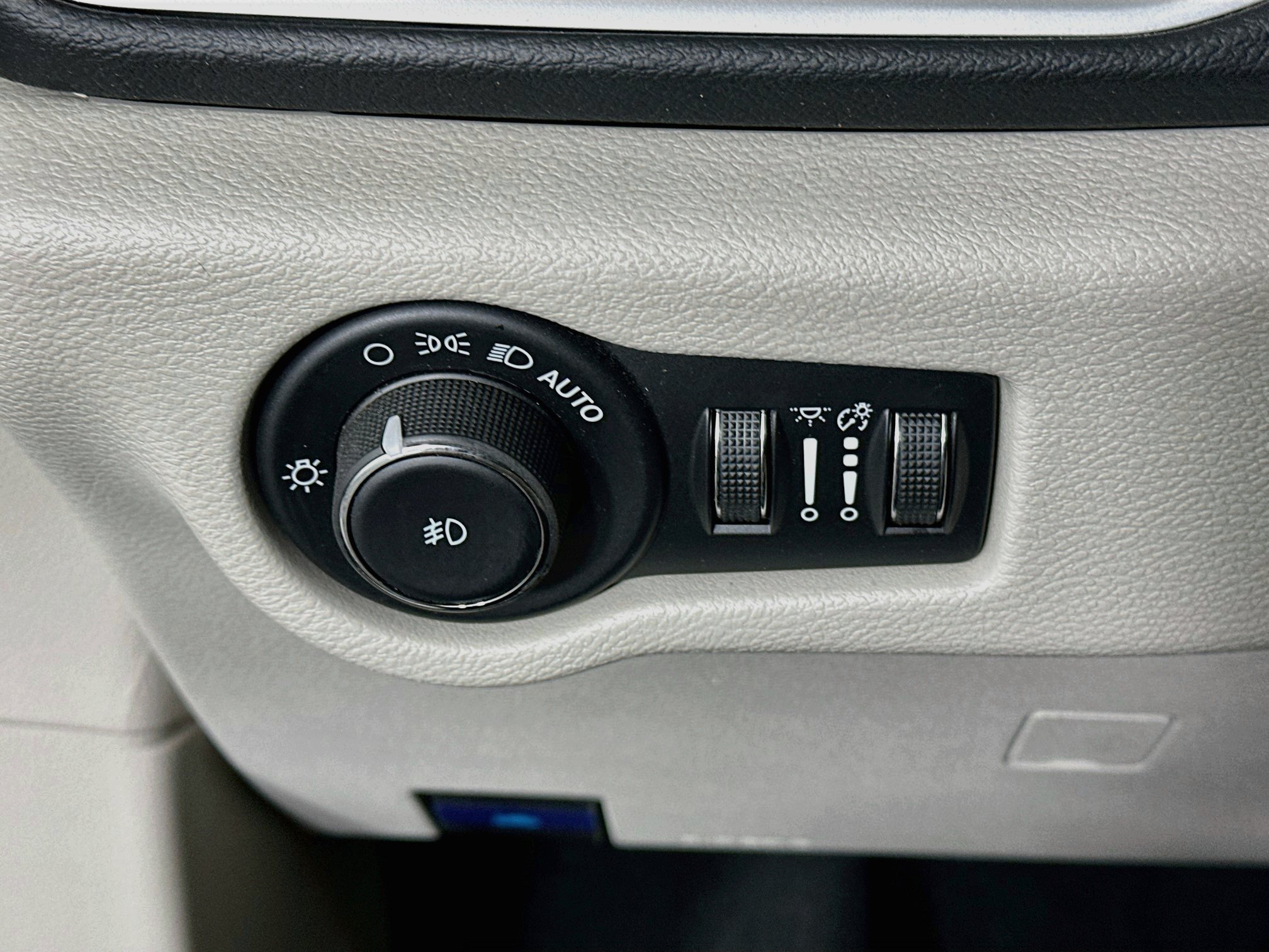 Used 2024 Chrysler Pacifica Touring-L FWD image 17