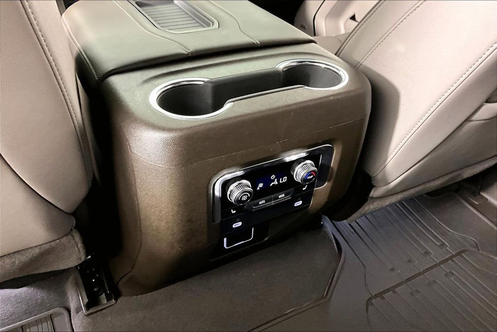 Used 2024 GMC Yukon SLT w/ SLT Luxury Package RWD image 9