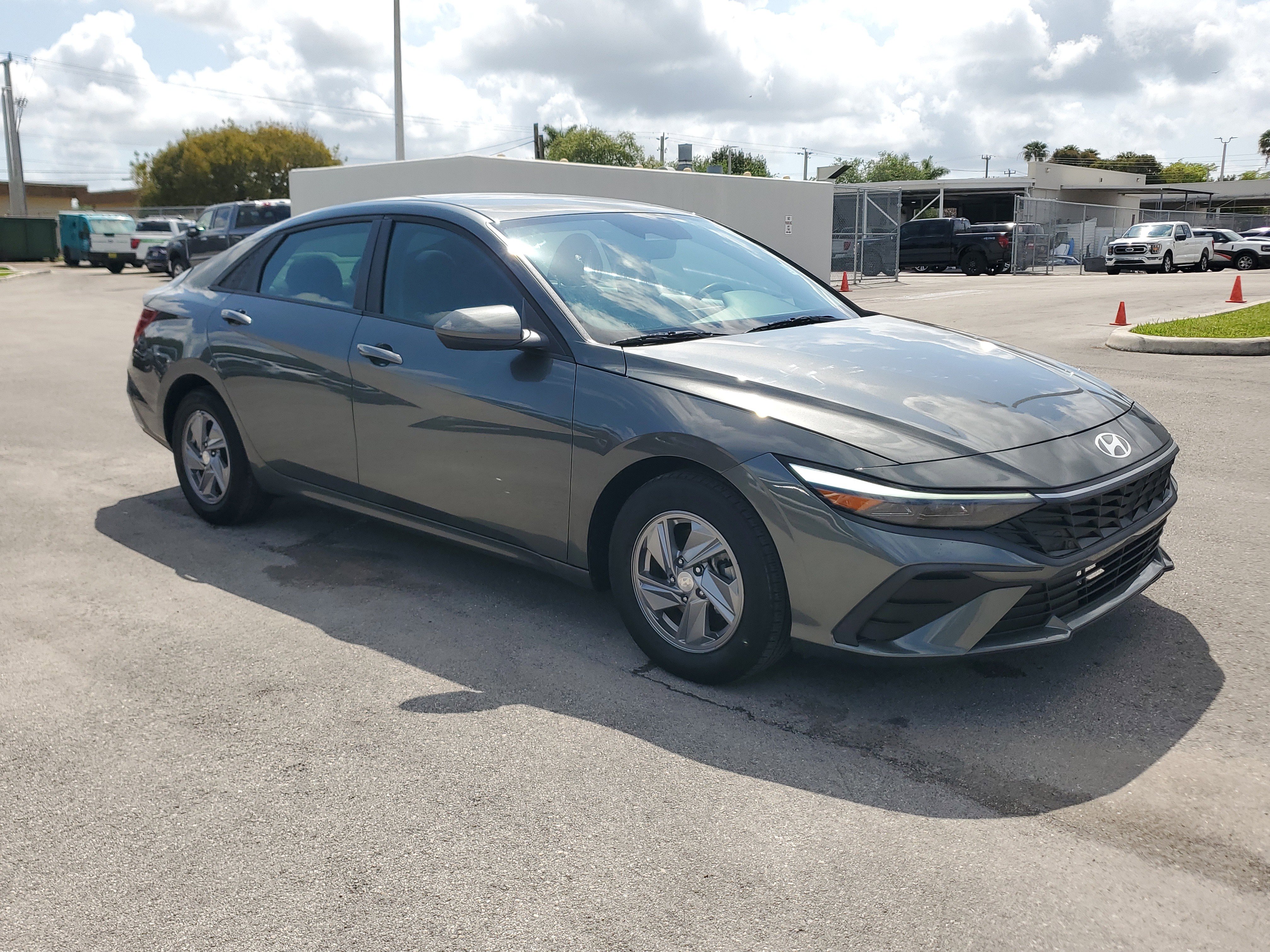 Used 2024 Hyundai Elantra SE FWD image 3