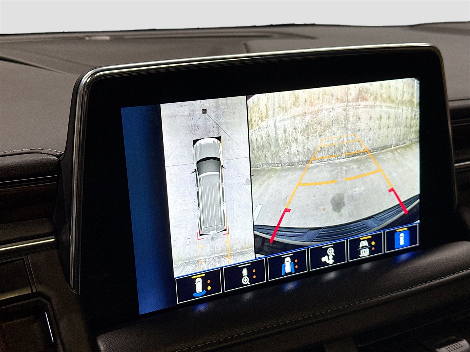 Used 2023 Chevrolet Suburban Z71 w/ Luxury Package image 14