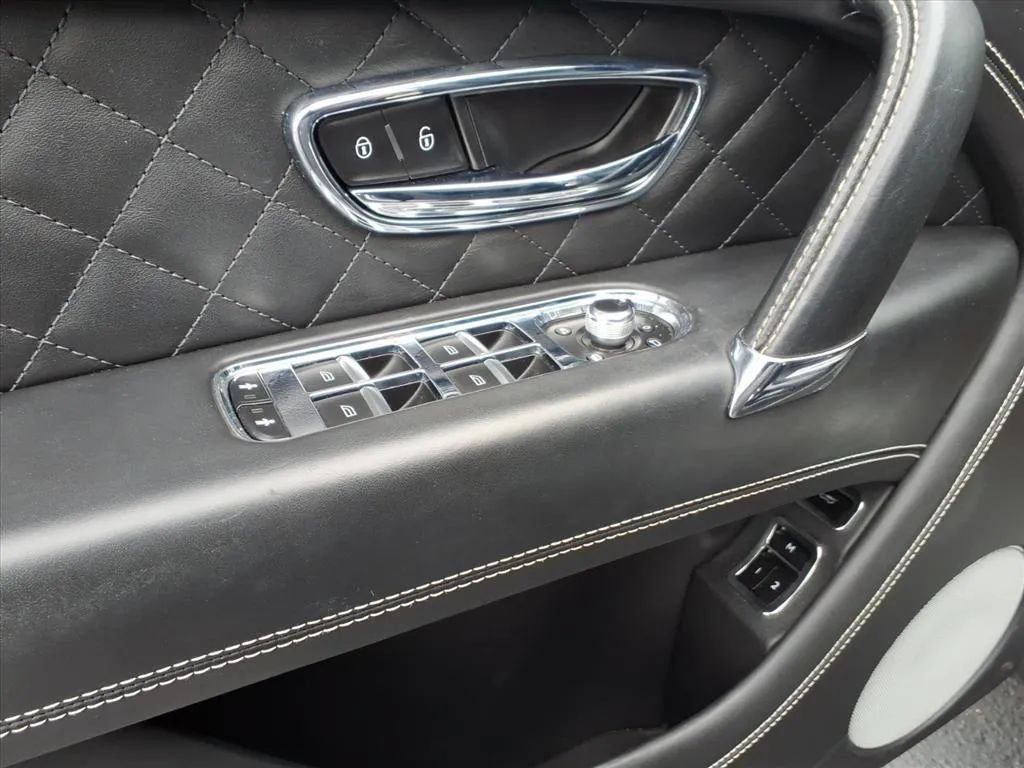 Used 2018 Bentley Bentayga AWD/4WD image 25