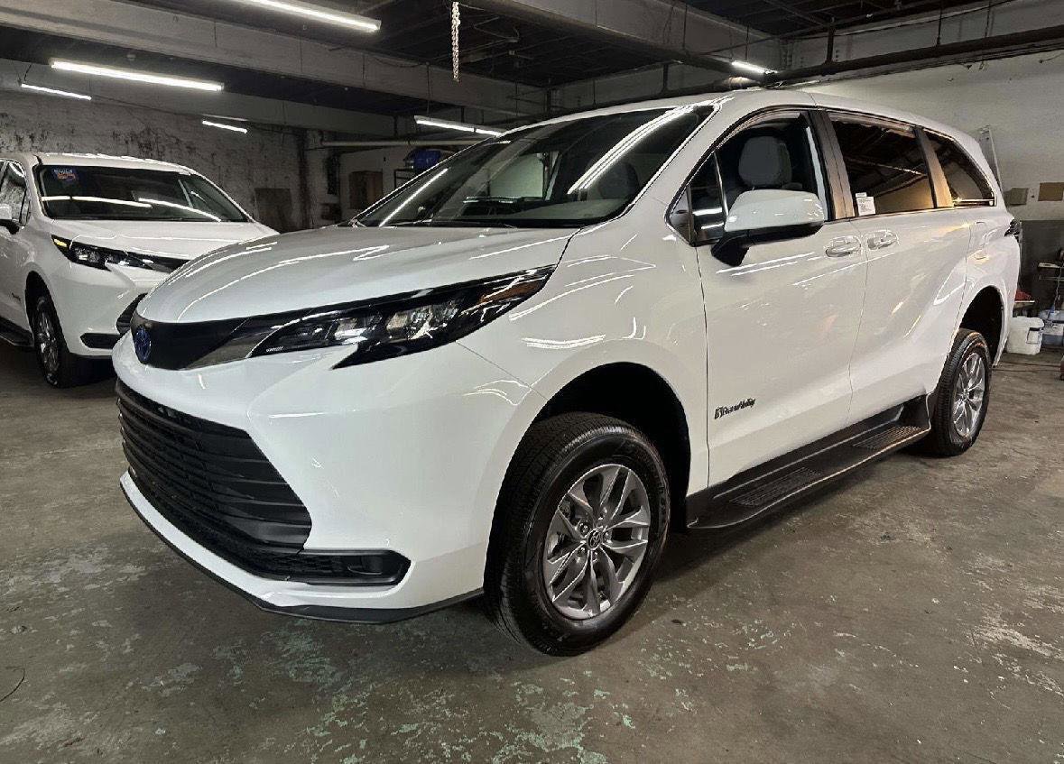 Used 2025 Toyota Sienna LE image 6