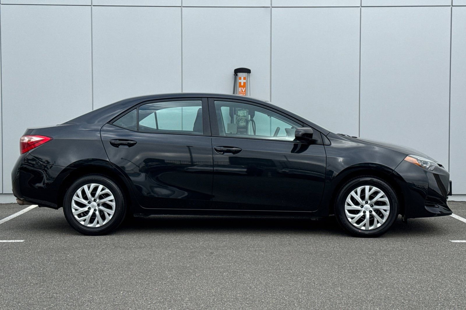 Used 2019 Toyota Corolla LE image 6