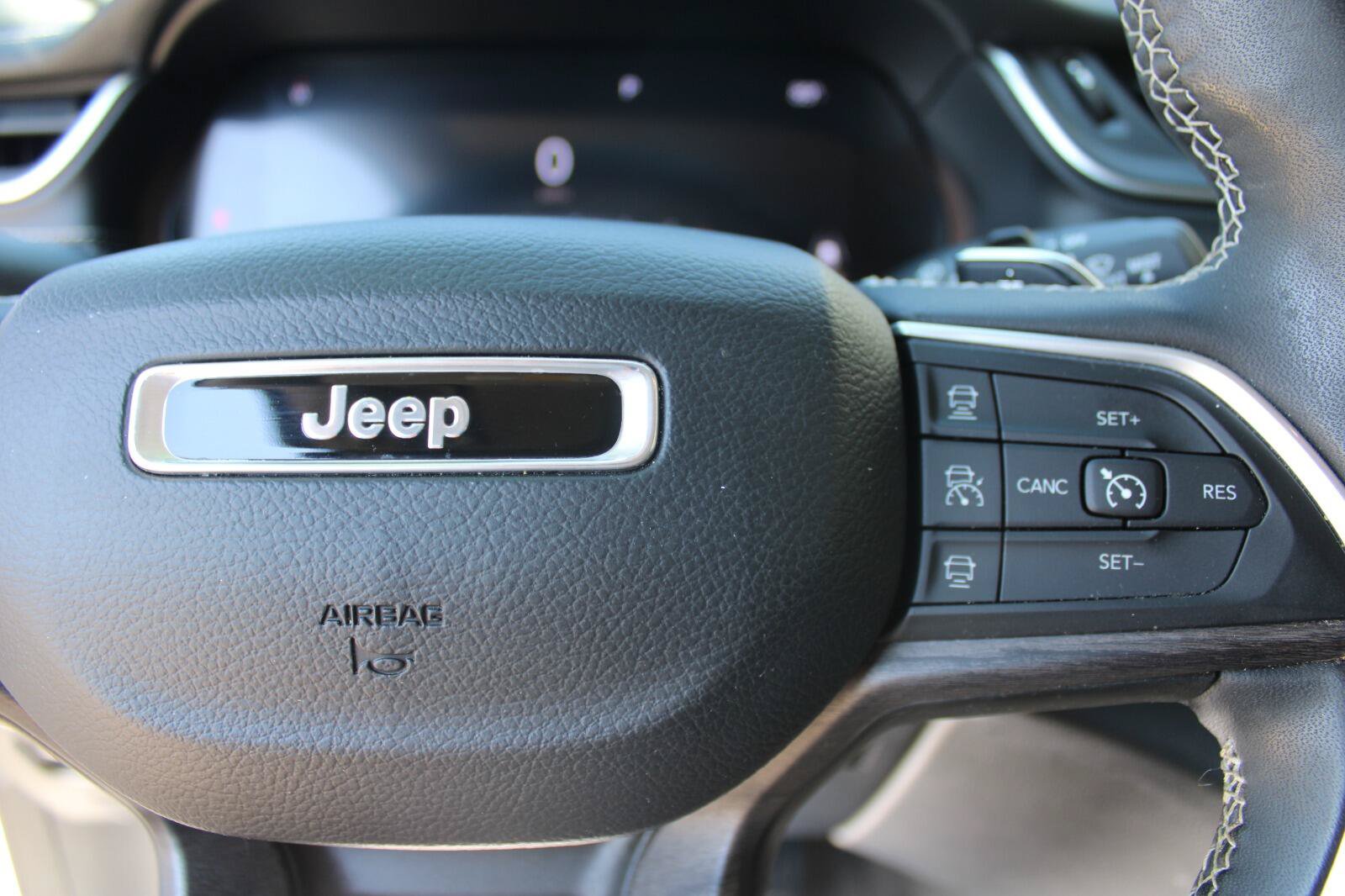 Used 2023 Jeep Grand Cherokee Limited AWD/4WD image 15