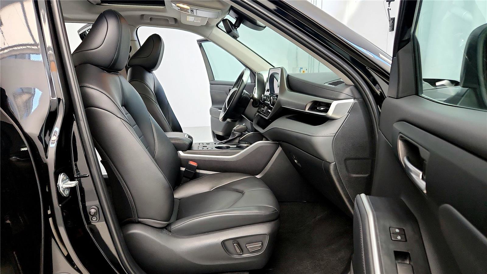 Certified 2024 Toyota Highlander XLE image 17