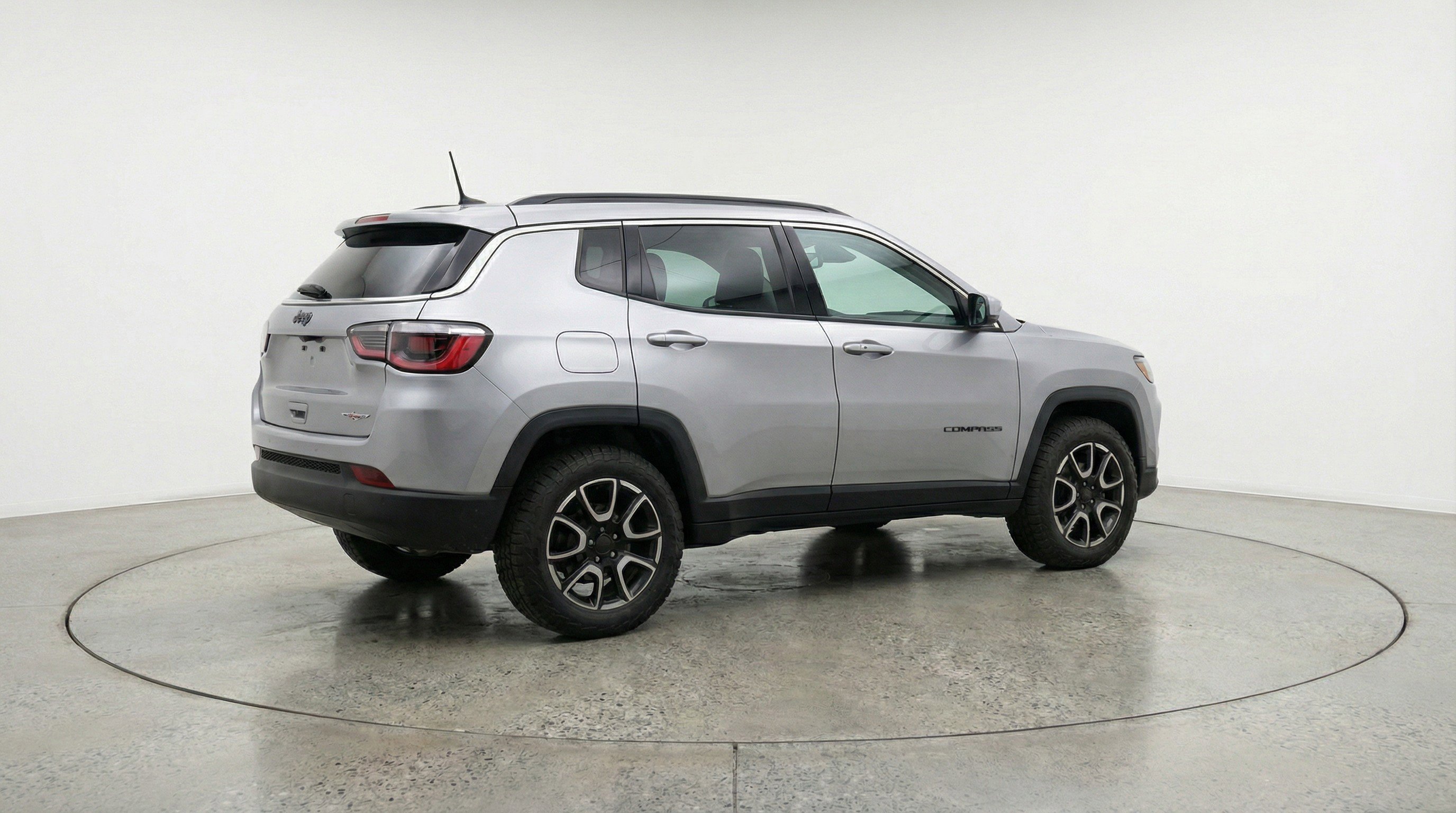 Used 2025 Jeep Compass Trailhawk image 9