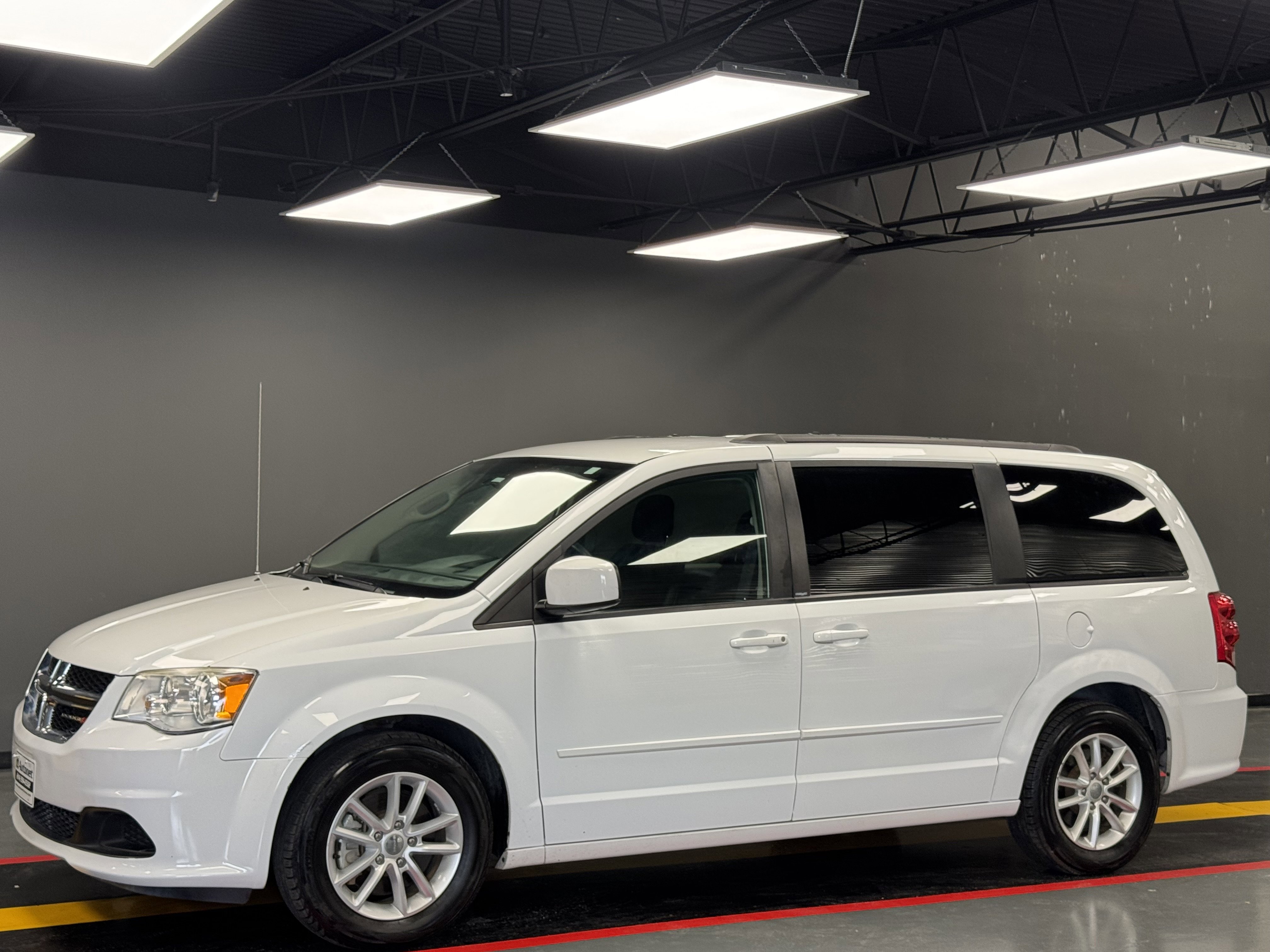 Used 2014 Dodge Grand Caravan SXT FWD image 1