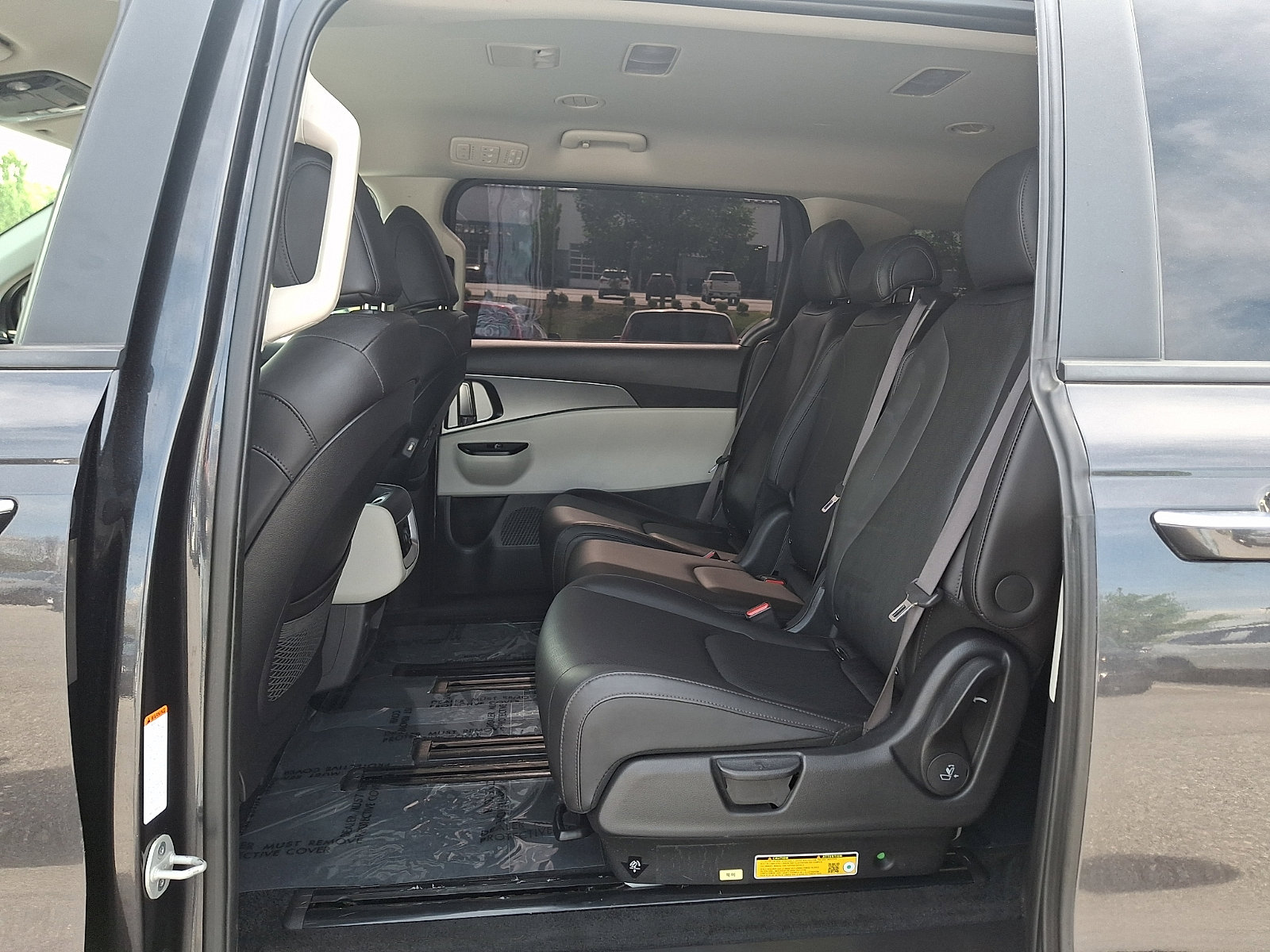 Used 2024 Kia Carnival LX FWD image 10