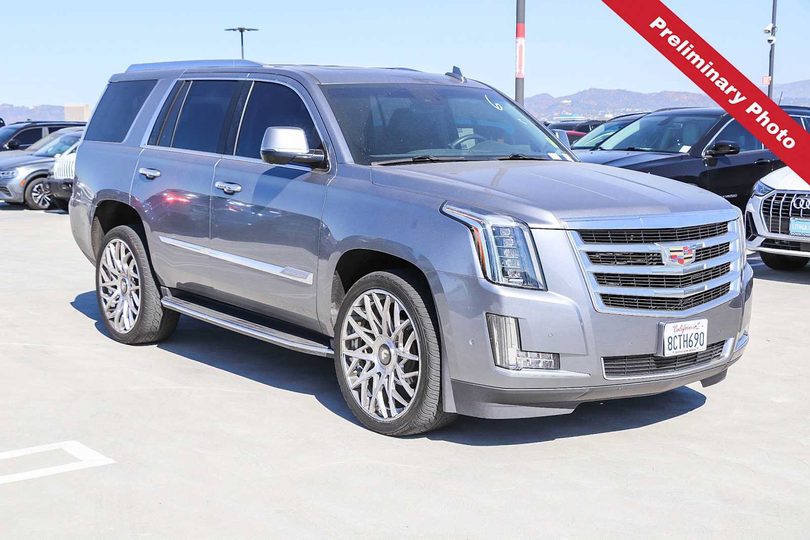 Used 2018 Cadillac Escalade Luxury RWD image 3