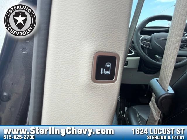 Used 2023 Chrysler Pacifica Touring-L FWD image 27