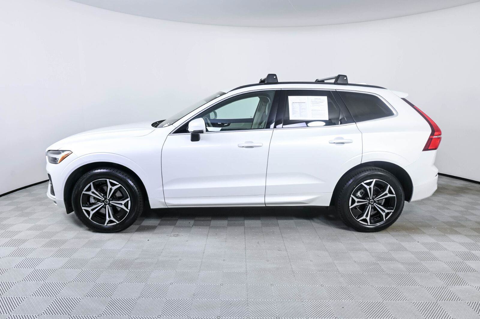 Certified 2022 Volvo XC60 B5 Momentum w/ Protection Package AWD/4WD image 2