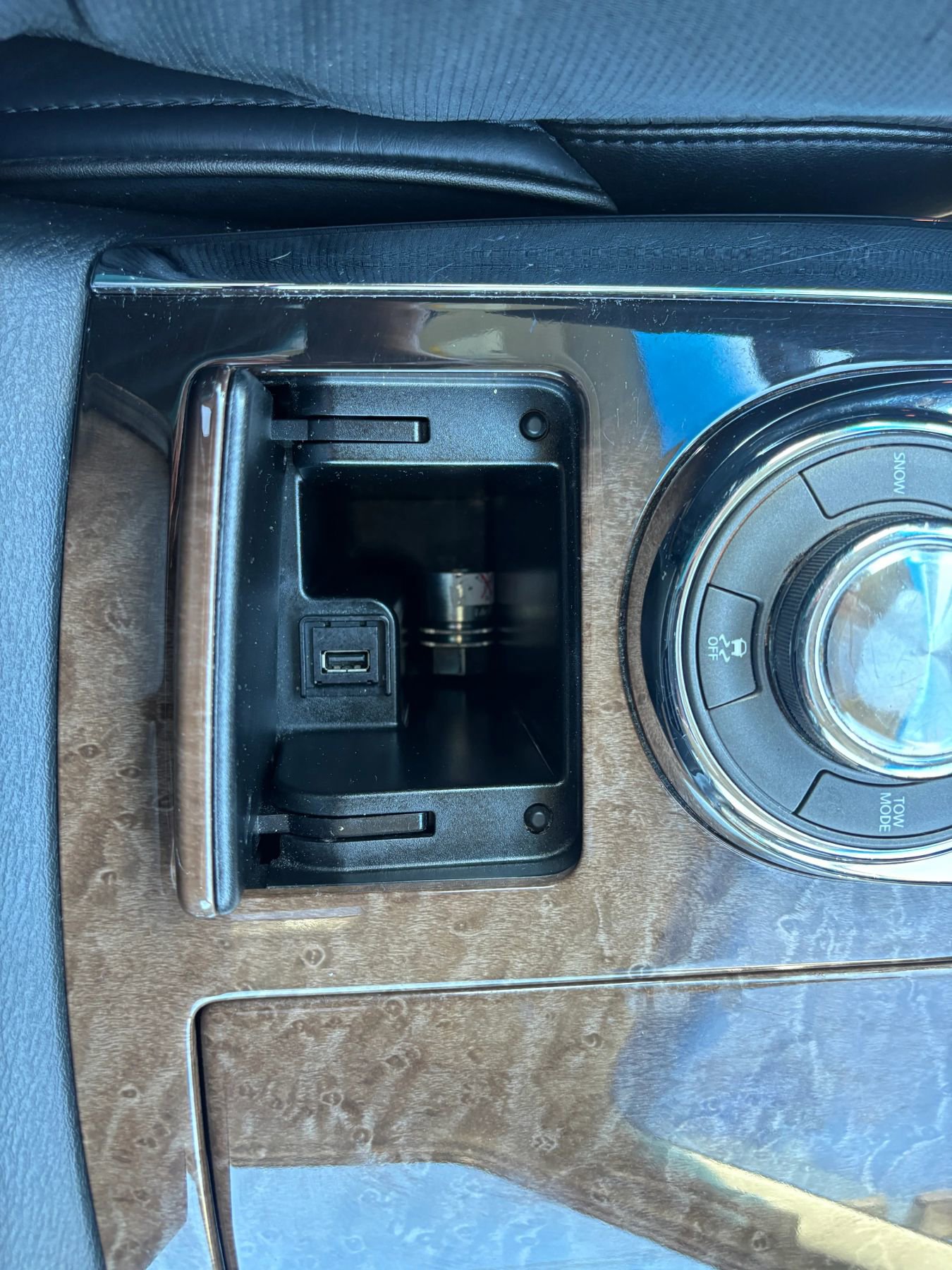 Used 2012 INFINITI QX56 4WD w/ Deluxe Touring Pkg image 29