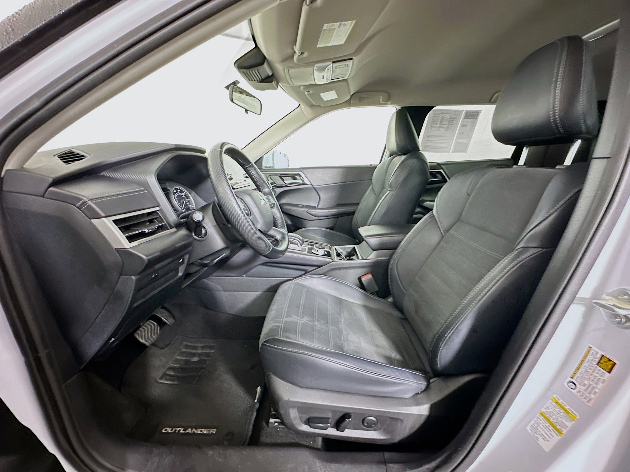 Used 2024 Mitsubishi Outlander SE image 13