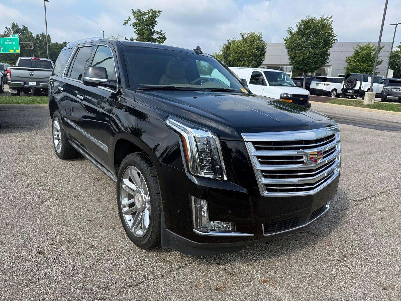 Used 2019 Cadillac Escalade Platinum AWD/4WD image 3