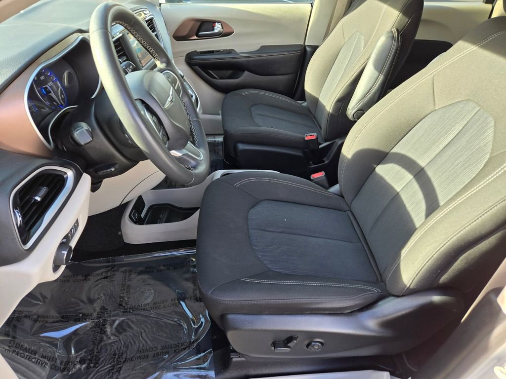 Used 2023 Chrysler Voyager LX image 10