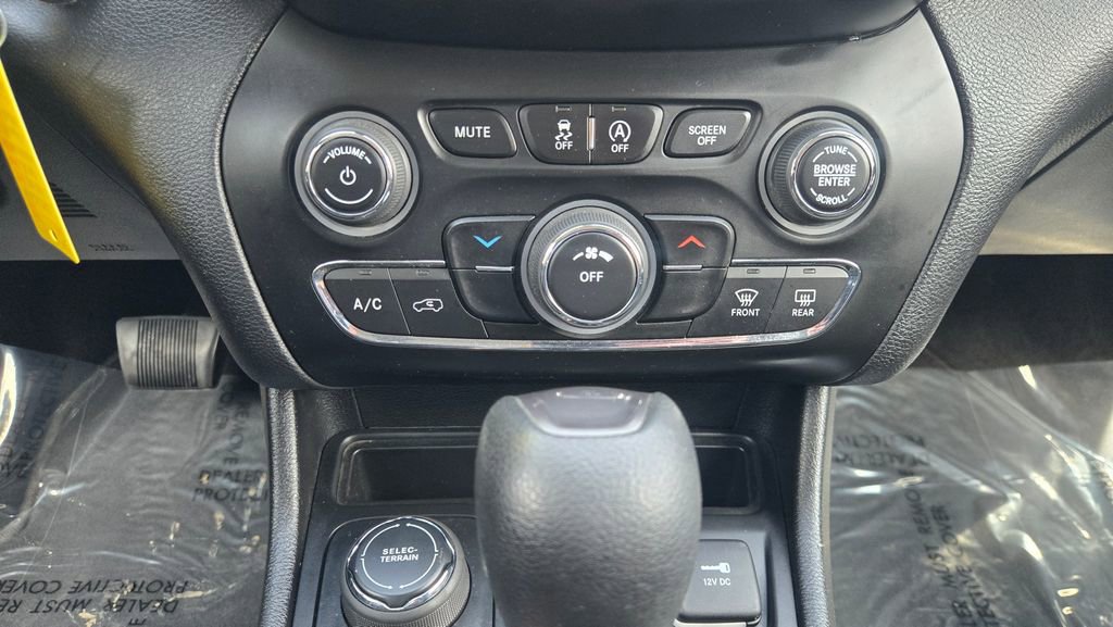 Used 2020 Jeep Cherokee Latitude image 16