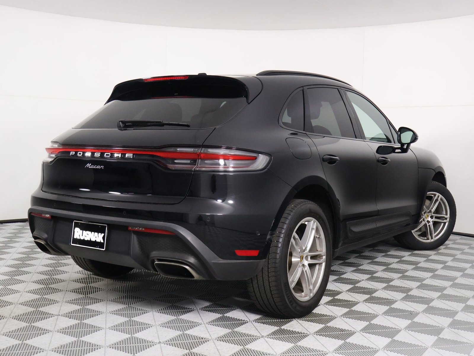 Certified 2023 Porsche Macan AWD/4WD image 7