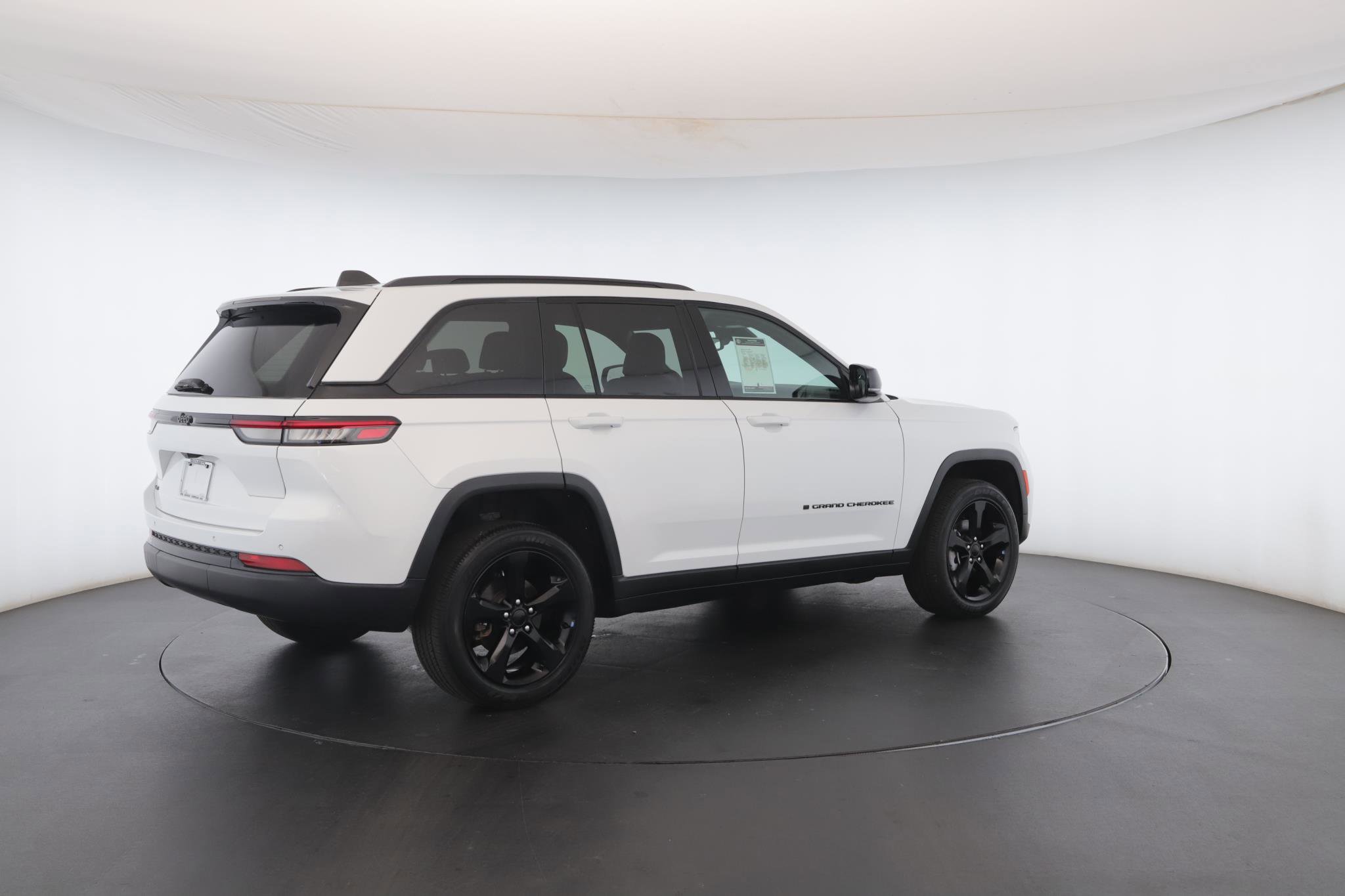 Used 2024 Jeep Grand Cherokee Altitude image 30