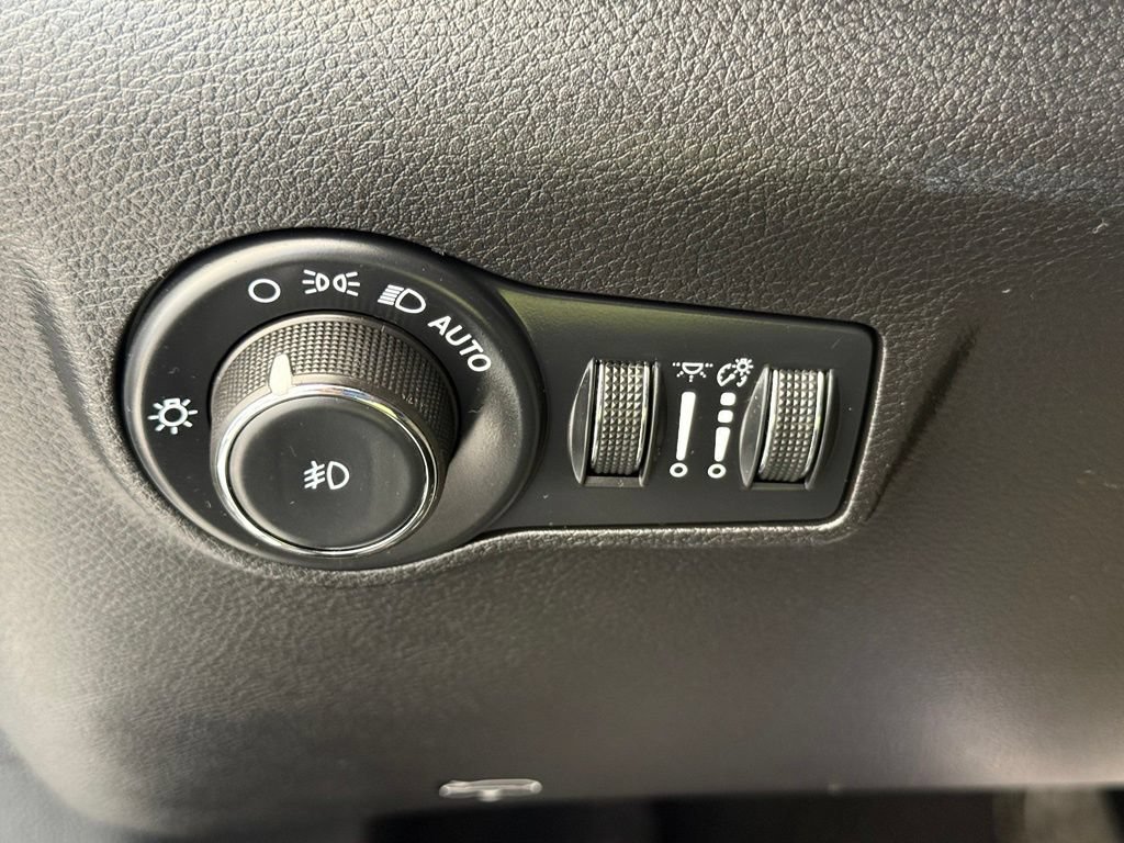 Used 2025 Jeep Compass Limited AWD/4WD image 33