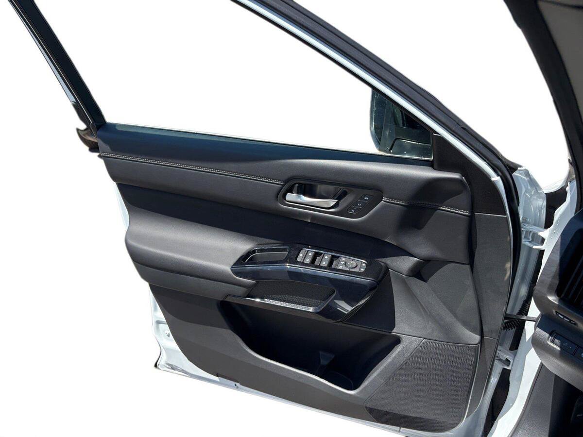 New 2026 Nissan Pathfinder Platinum AWD/4WD image 17