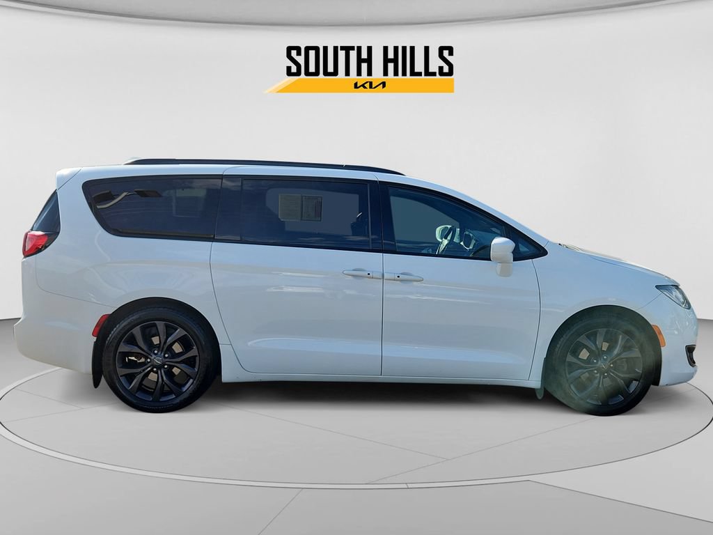 Used 2019 Chrysler Pacifica Touring-L Plus w/ S Appearance Package FWD image 6